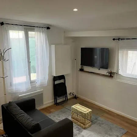 Petit Havre De Paix A Avec Jardin Holiday home Bobigny